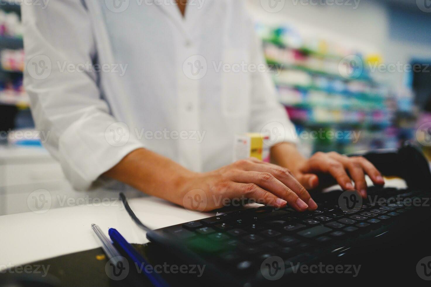 Apotheker Frau funktioniert beim Computer beim das Apotheke Zähler foto