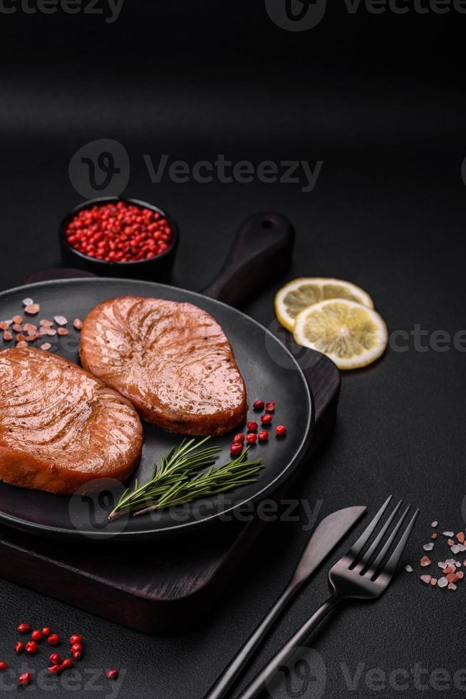 zwei gebacken Scheiben von Thunfisch Filet mit Gewürze und Kräuter foto