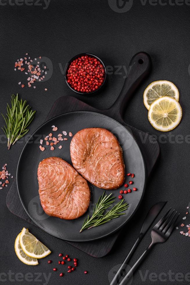 zwei gebacken Scheiben von Thunfisch Filet mit Gewürze und Kräuter foto