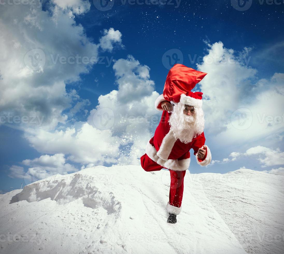 Laufen Santa claus auf Schnee foto