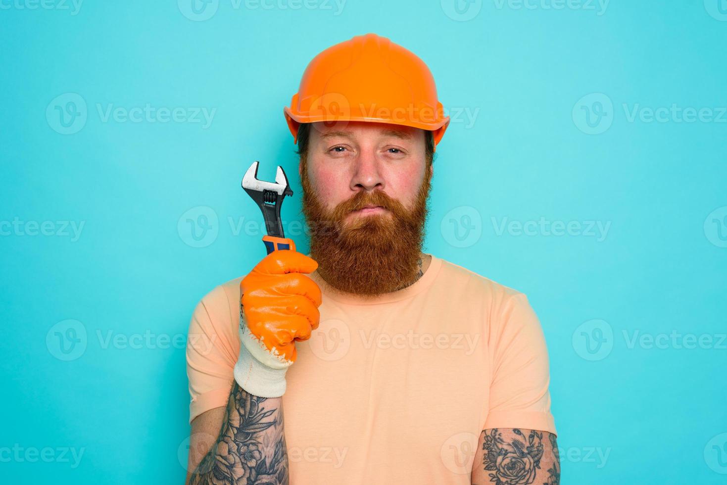 Arbeiter mit Gelb Hut ist verwirrt Über seine Arbeit foto