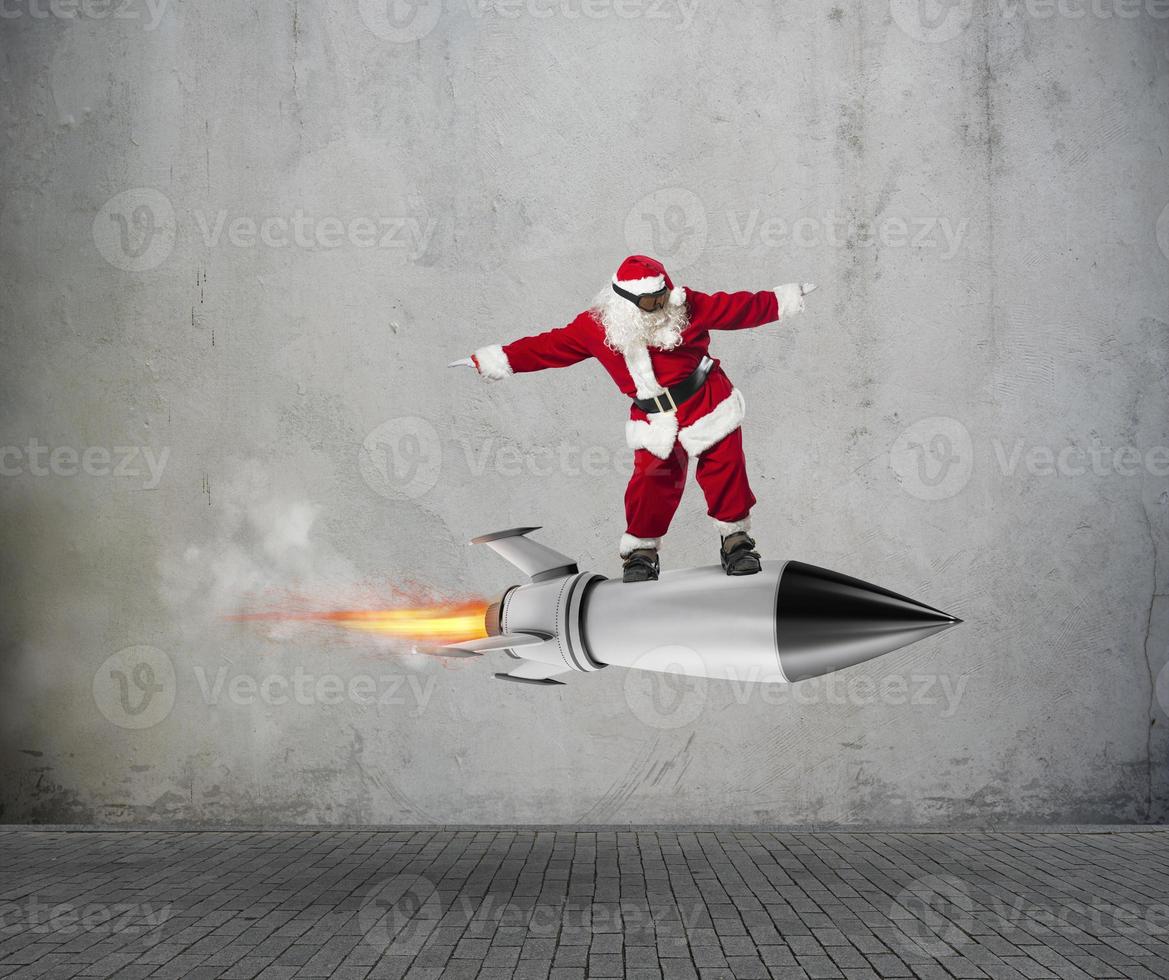 schnell Lieferung von Weihnachten Geschenke bereit zu fliegen mit ein Rakete foto