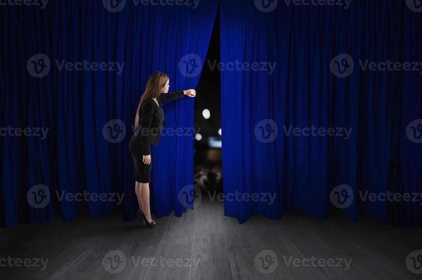 Frau öffnen Blau Vorhänge von das Theater Bühne foto