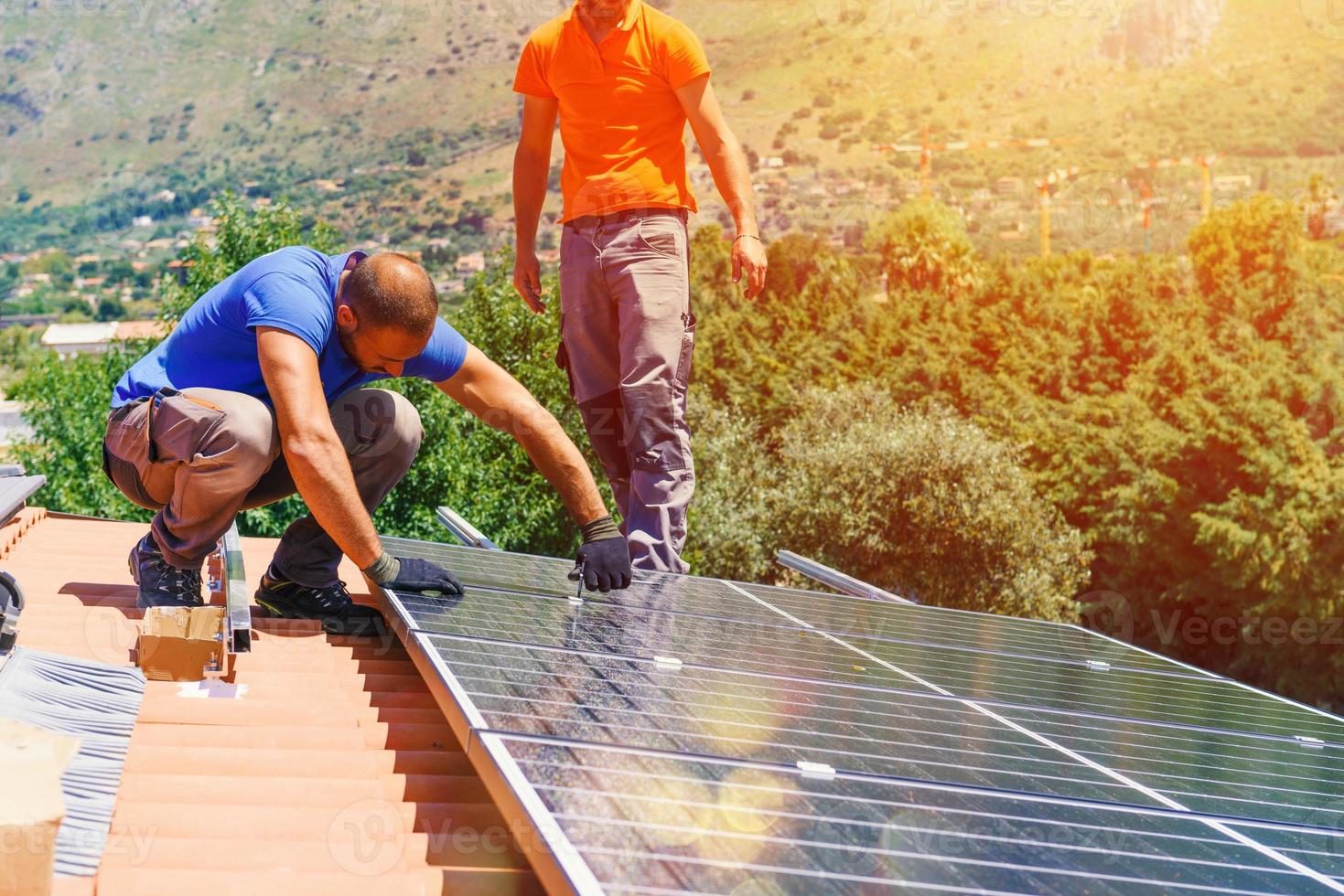 Arbeitskräfte montieren Energie System mit Solar- Panel zum Elektrizität foto