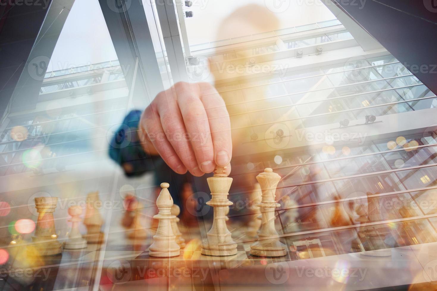 Geschäftsleute abspielen Schach wie Strategie und Taktik Konzept foto