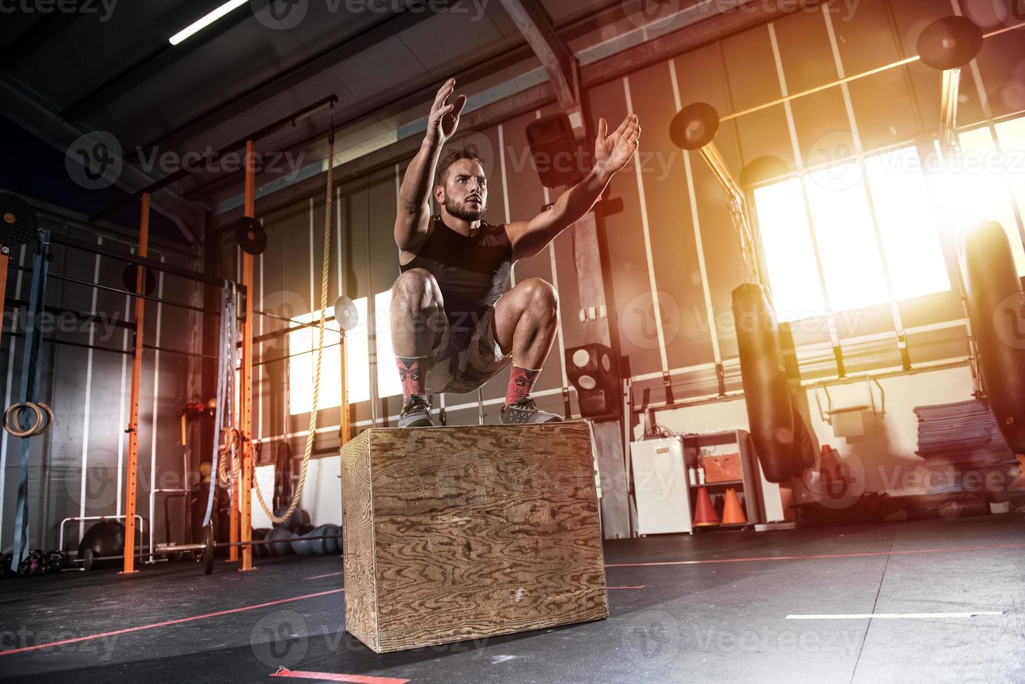 sportlich Mann tut Box springen Übungen beim das Fitnessstudio foto