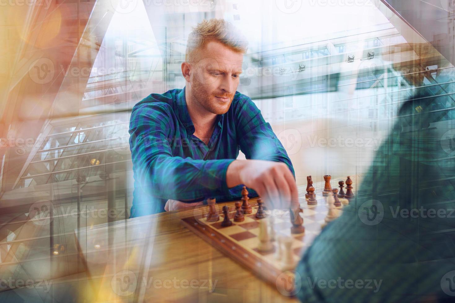 Geschäftsleute abspielen Schach wie Strategie und Taktik Konzept foto