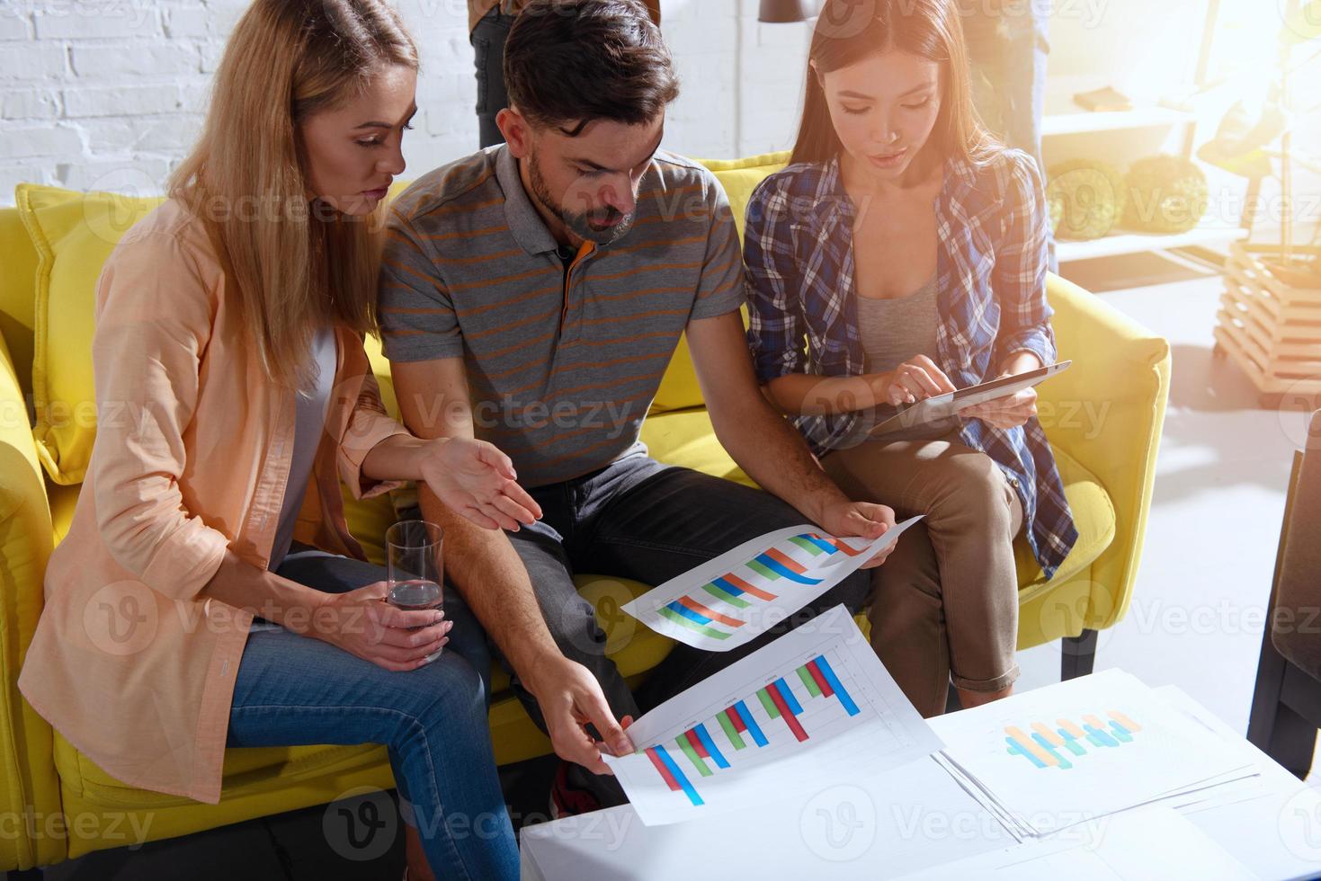 Geschäft Menschen Das Arbeit zusammen im Büro mit Statistiken. Konzept von Zusammenarbeit und Partnerschaft foto