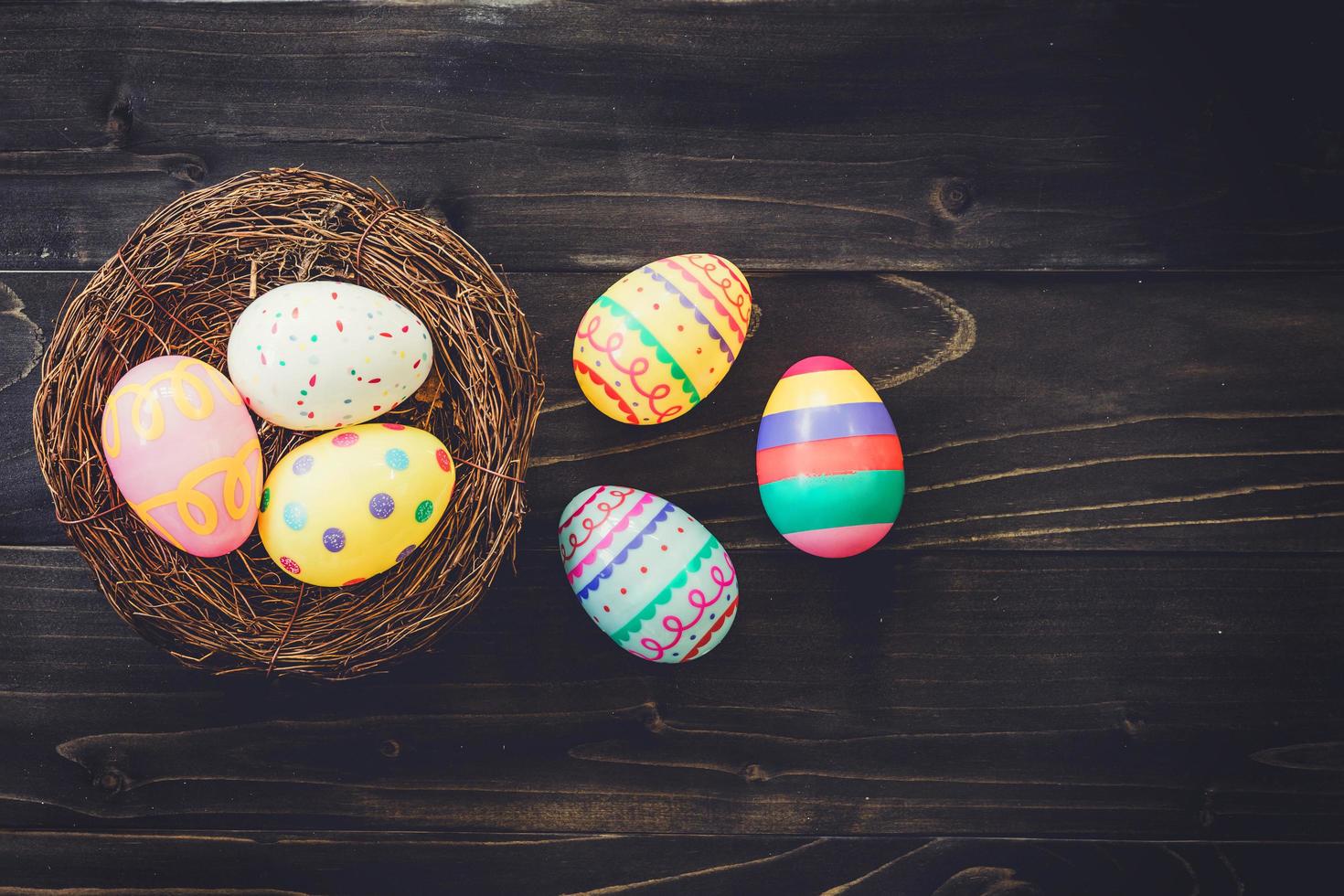 Eier Ostern im das Nest auf Holz Hintergrund mit Exemplar. foto