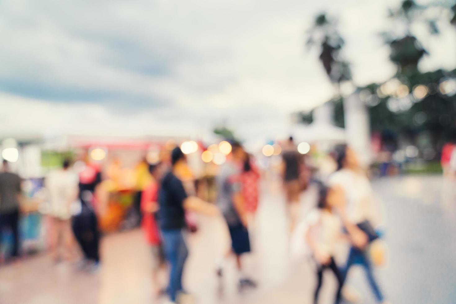 abstrakt verwischen Hintergrund im Nacht Markt beim Einkaufen Einkaufszentrum zum Hintergrund, Jahrgang getönt. foto