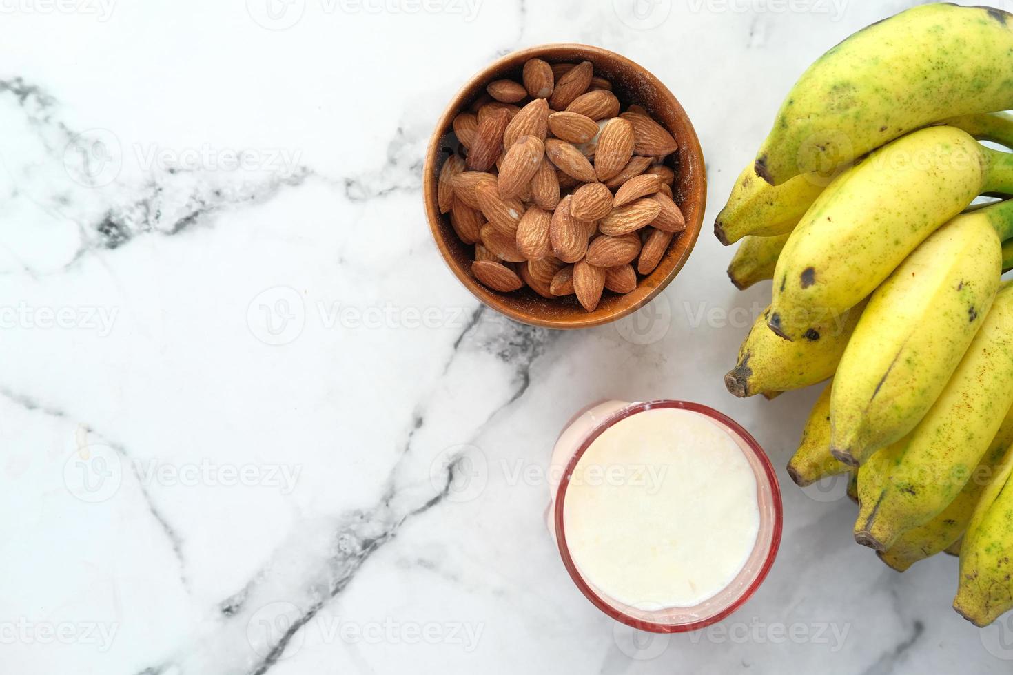 Mandeln und Bananen auf Marmorhintergrund foto