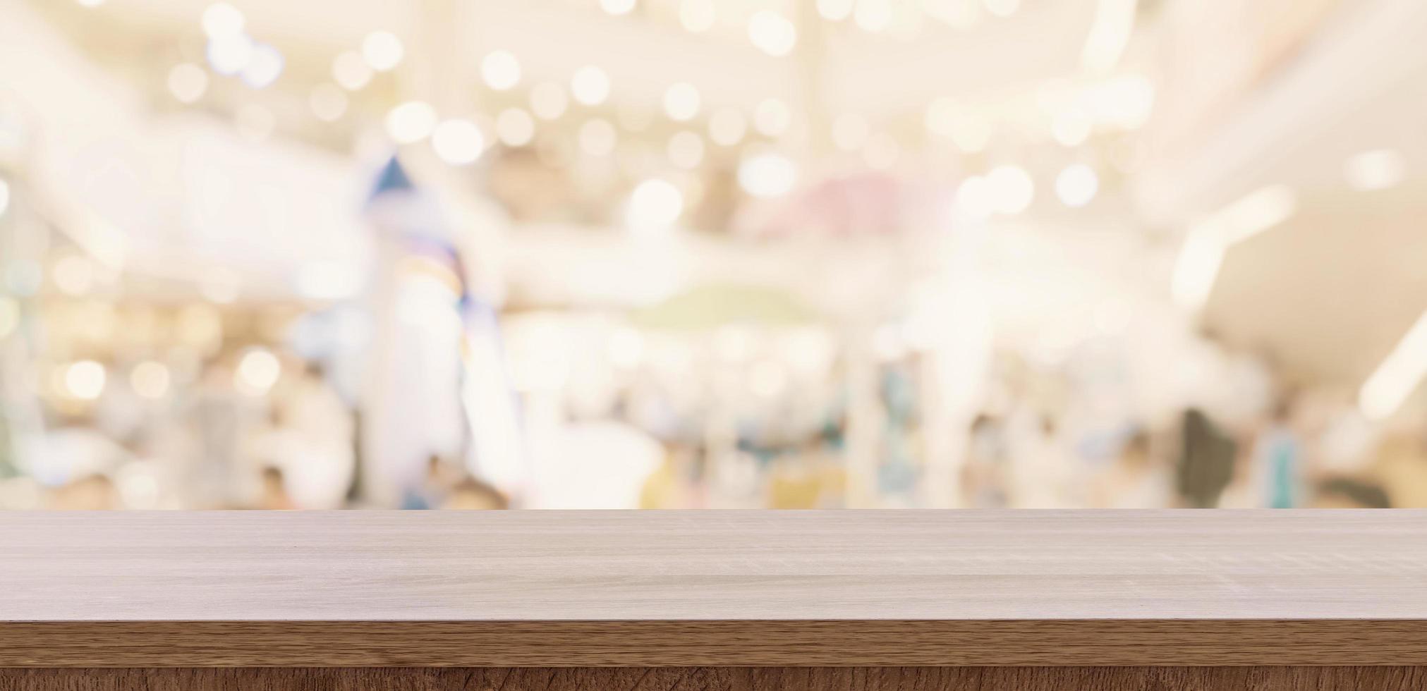 leeren Holz Tabelle und verschwommen Licht Tabelle im Einkaufen Einkaufszentrum mit Bokeh Hintergrund. Produkt Anzeige Vorlage. foto