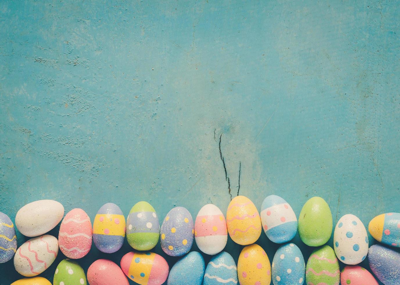 bunt Ostern Ei auf Blau Pastell- Farbe Holz Hintergrund mit Raum. foto