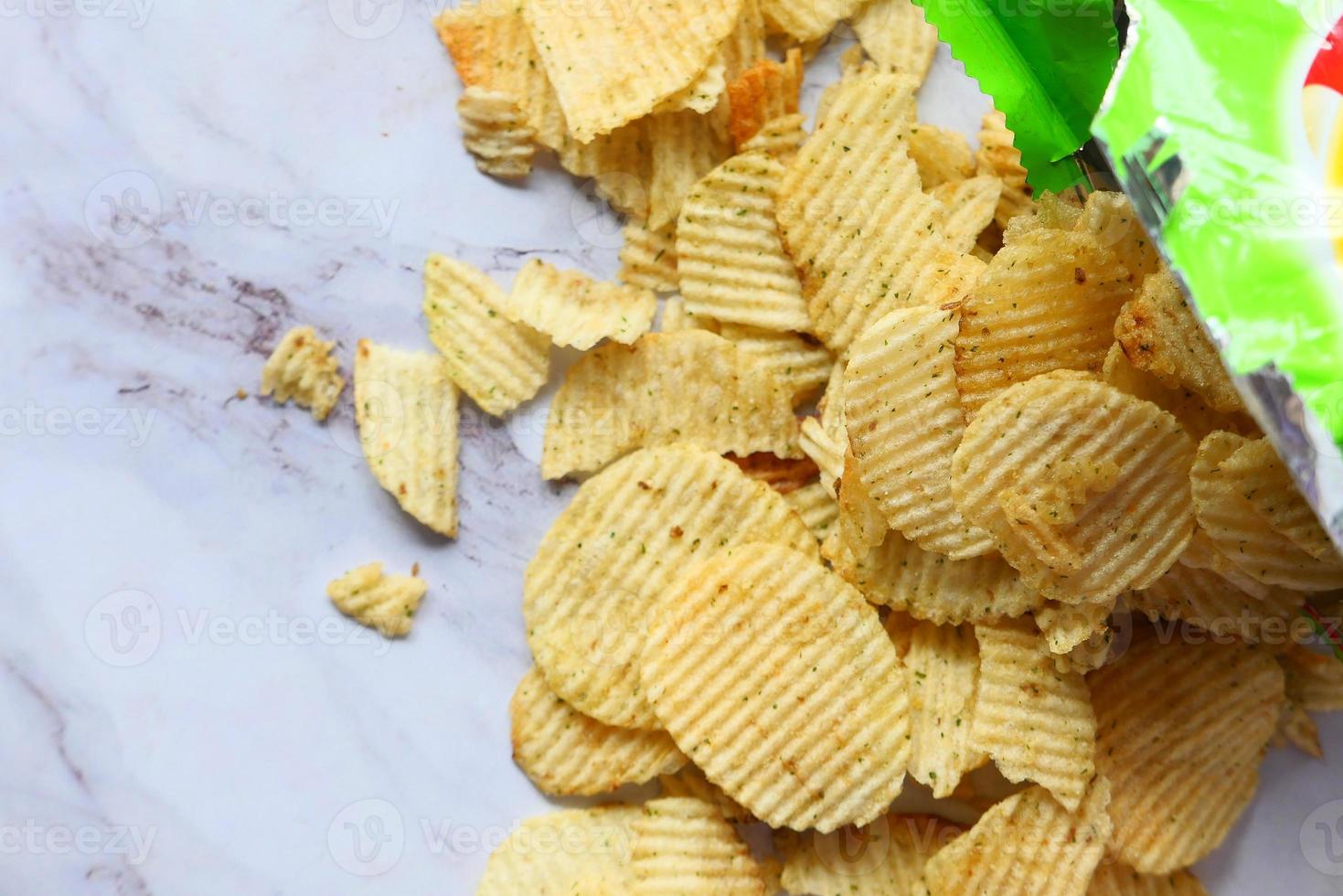 Kartoffelchips in einer Tüte foto