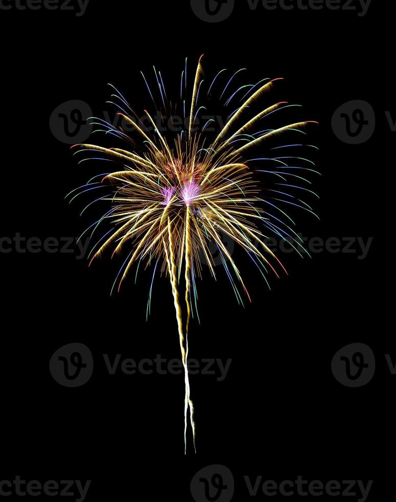 Schönes buntes Feuerwerk, das am Nachthimmel explodiert, einzeln auf schwarzem Hintergrund foto