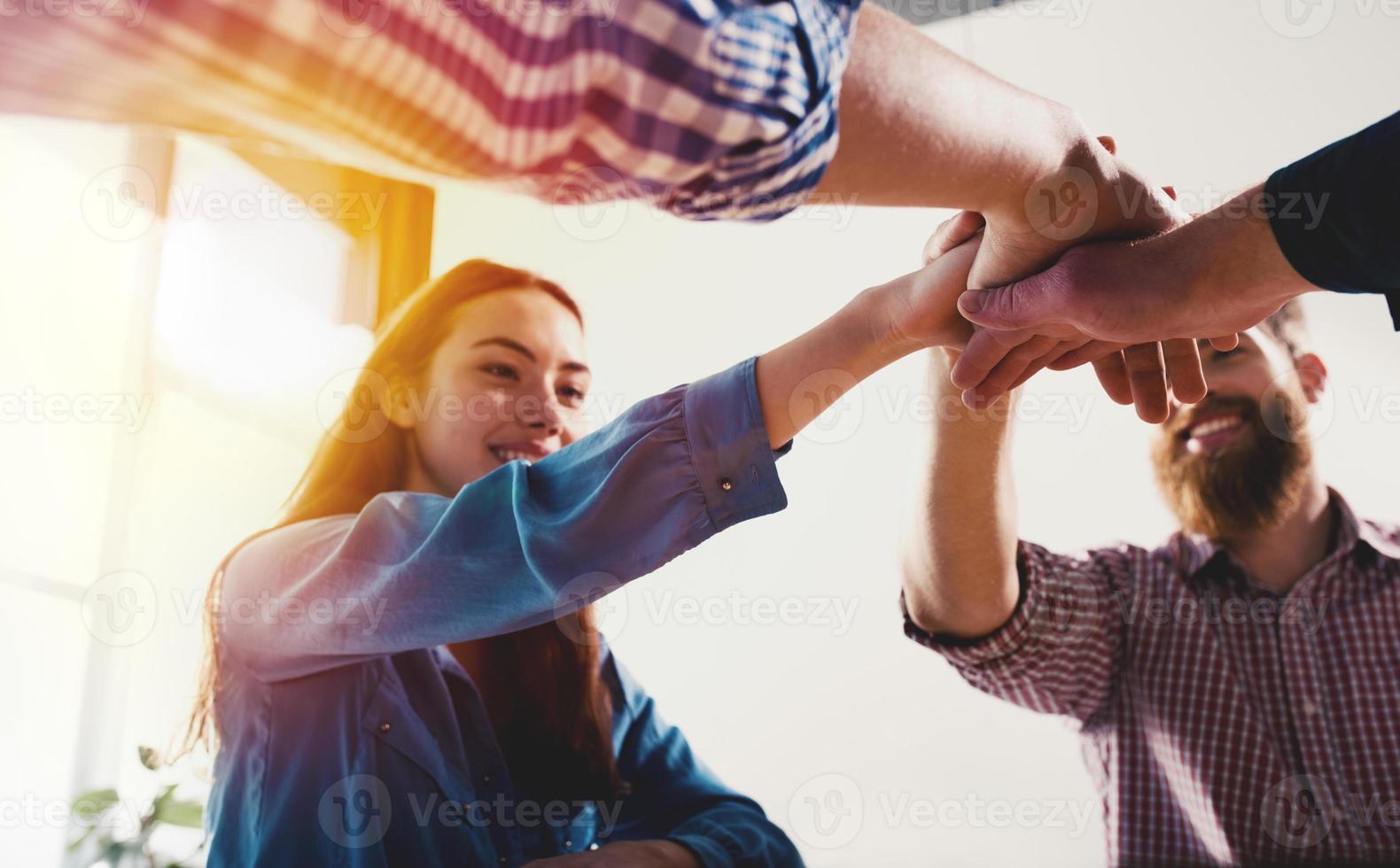 Geschäft Menschen Putten ihr Hände zusammen. Konzept von Zusammenarbeit und Partnerschaft foto