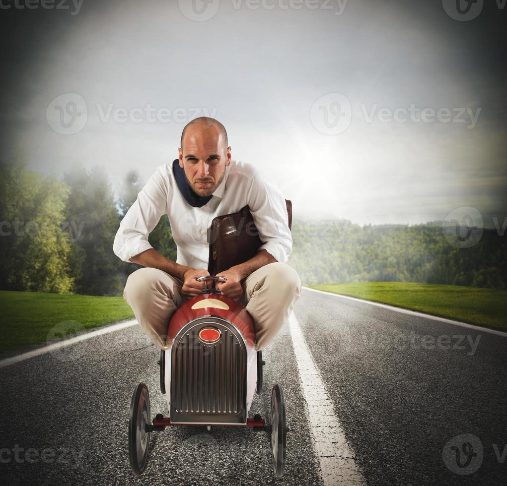 Geschäftsmann Fahren ein schnell Auto foto