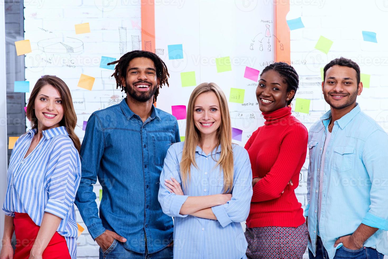 Geschäft Menschen Das Arbeit zusammen im Büro. Konzept von Zusammenarbeit und Partnerschaft foto