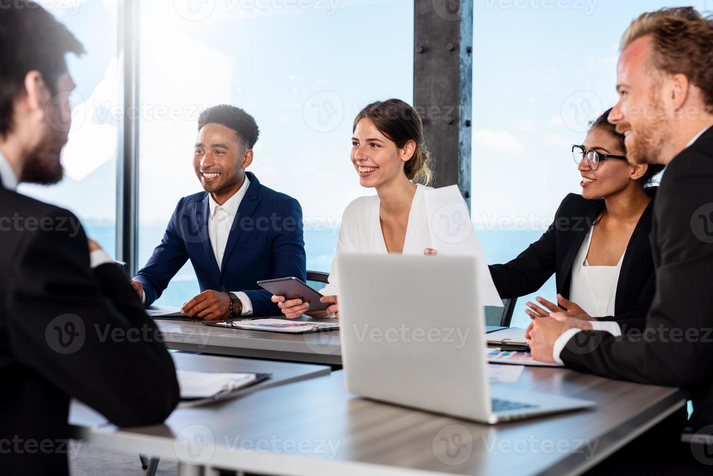 Geschäft Menschen Das Arbeit zusammen im Büro. Konzept von Zusammenarbeit und Partnerschaft foto