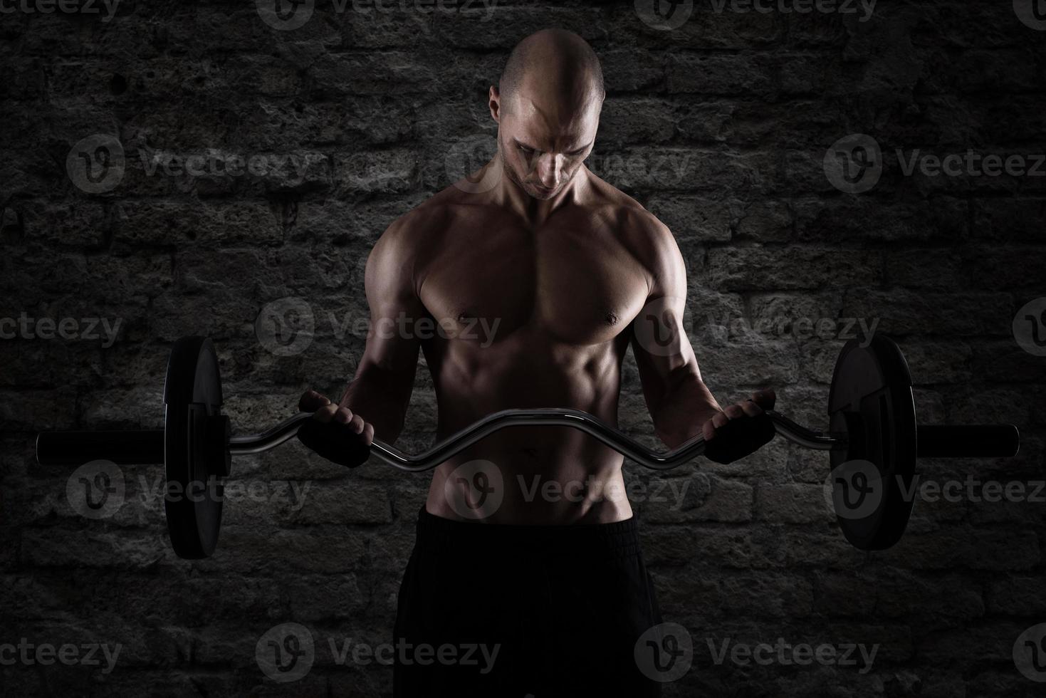 sportlich Mann Ausbildung Bizeps beim das Fitnessstudio foto