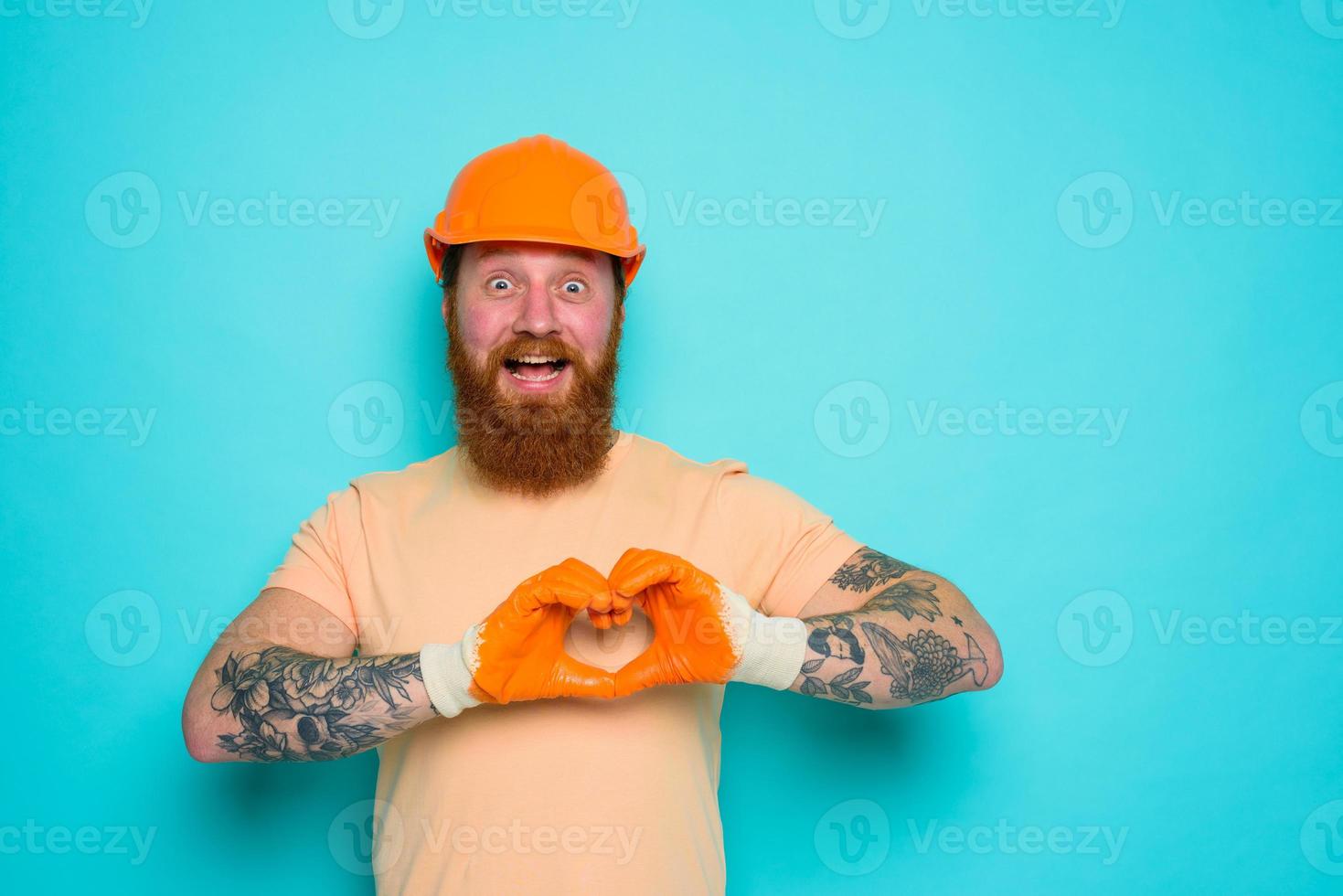 Arbeiter mit Gelb Hut ist glücklich Über seine Arbeit foto