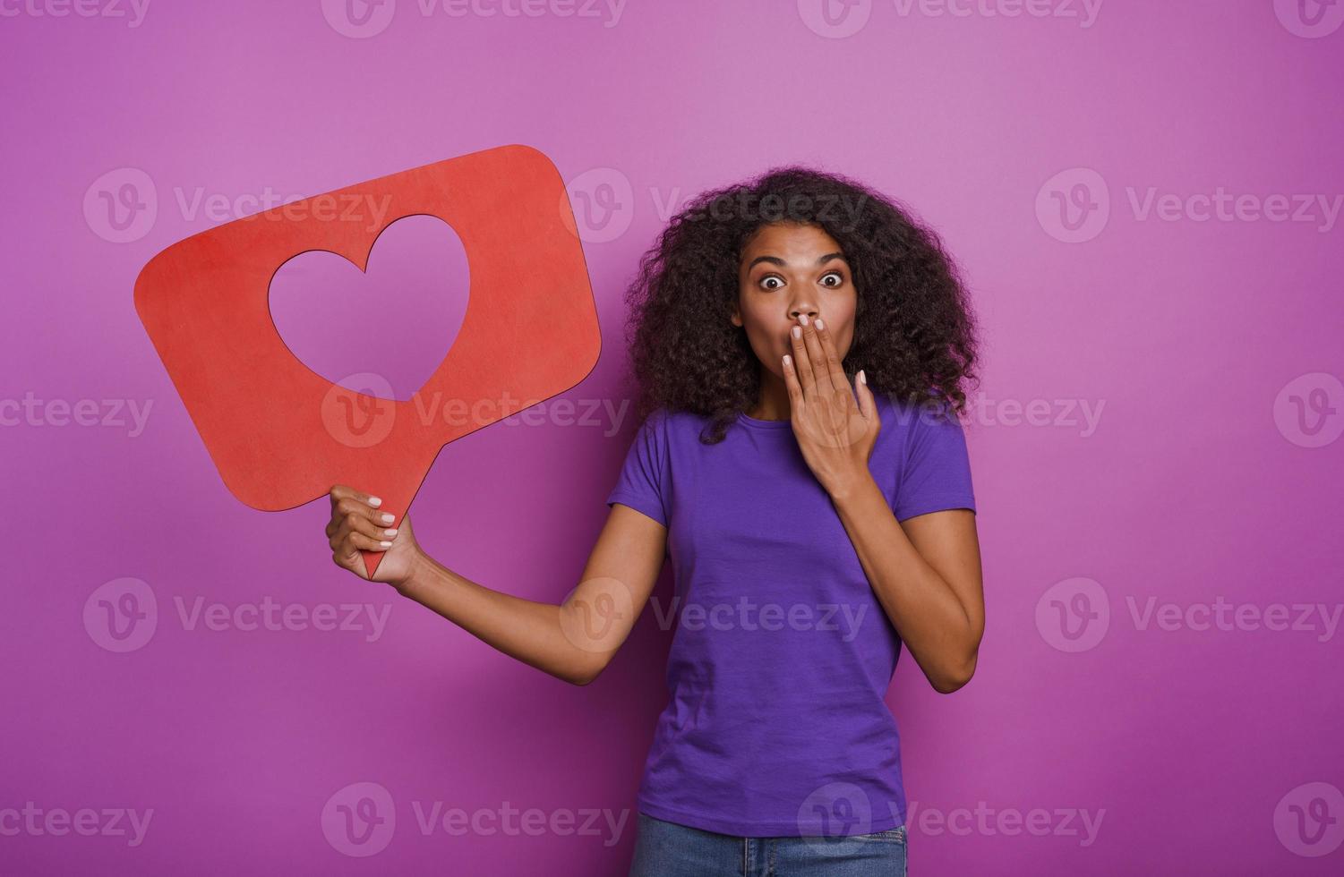 Frau ist glücklich weil erhält Herzen auf Sozial Netzwerk foto