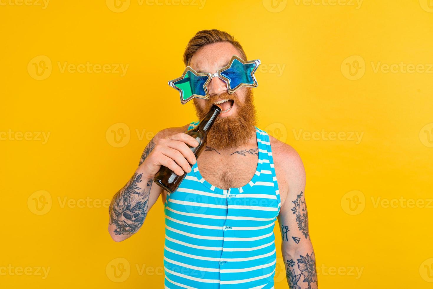 Mann mit Bart und Sonnenbrille Getränke Bier foto