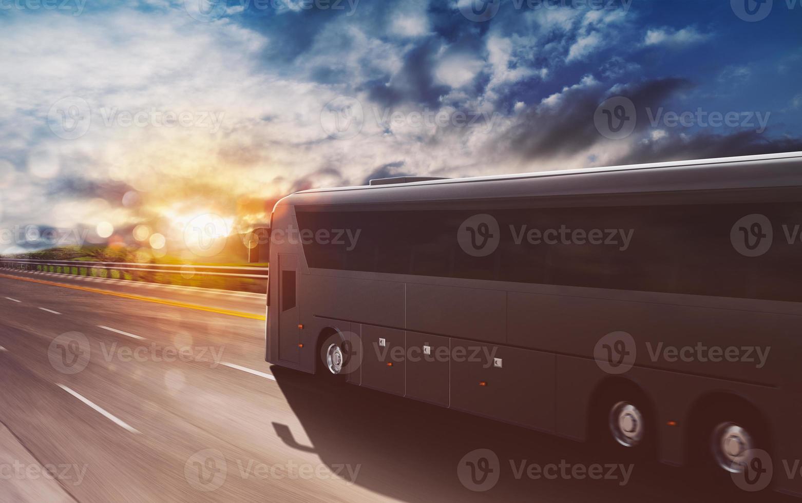 großartig Tour Bus ziehen um schnell auf das Autobahn beim Sonnenuntergang foto