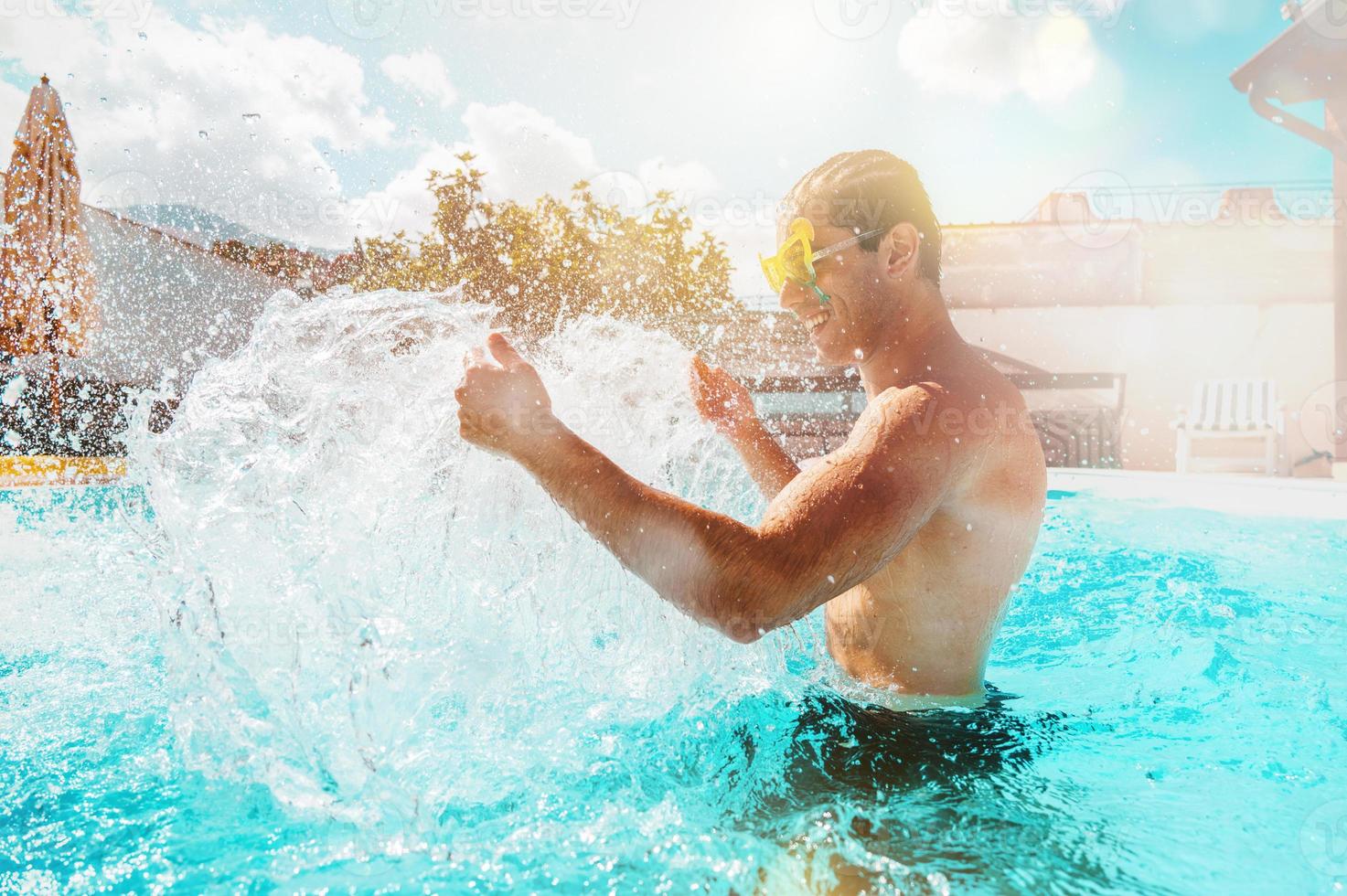 Mann im Badeanzug genießen im ein Schwimmen Schwimmbad foto