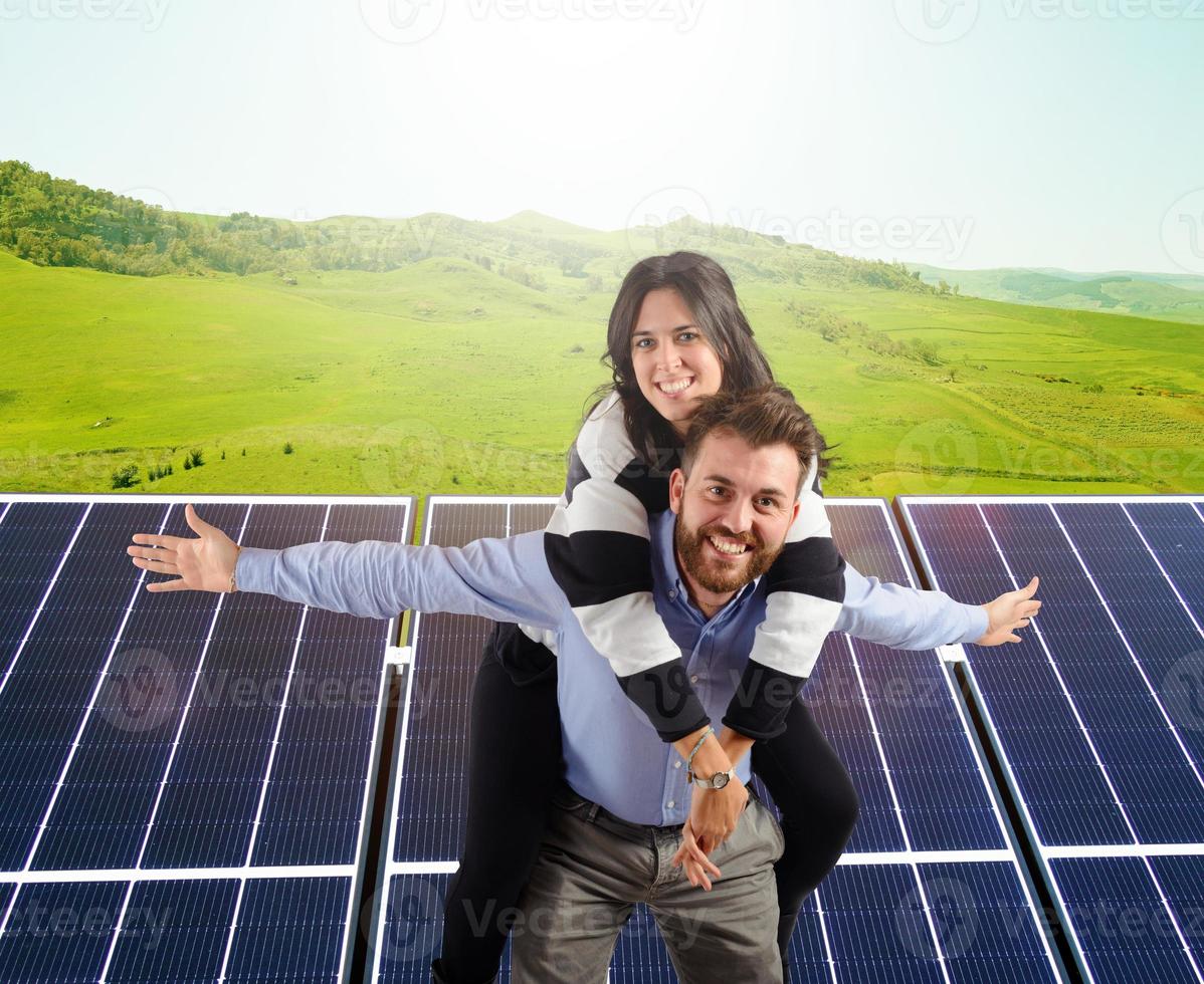 Familie Verwendet verlängerbar Energie System mit Solar- Panel foto