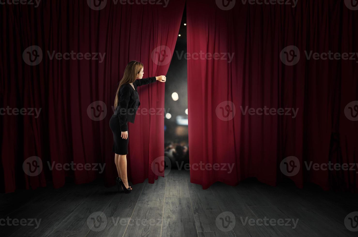 Frau öffnen rot Vorhänge von das Theater Bühne foto