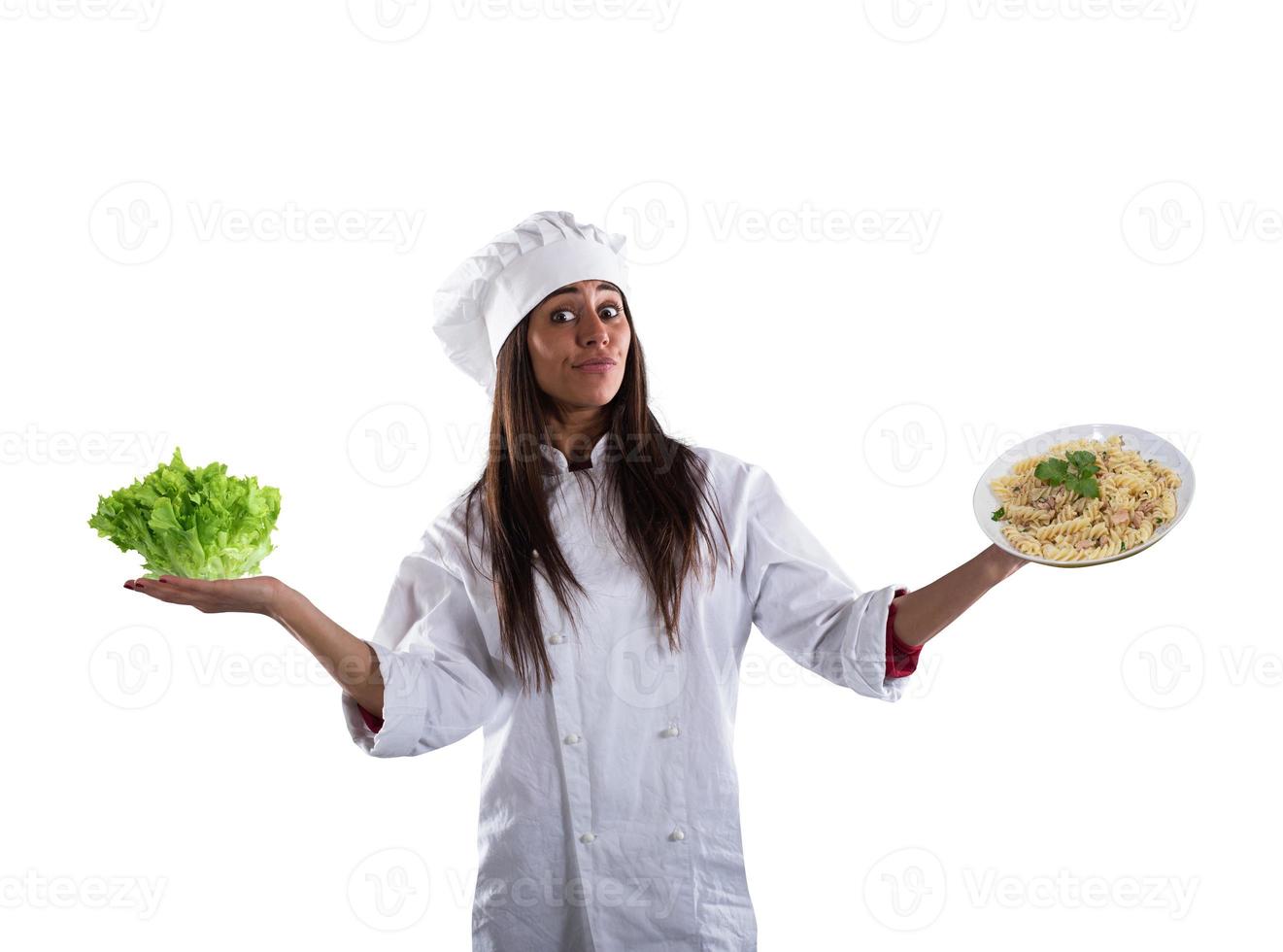 Koch unentschieden zwischen frisch Salat oder Pasta Gericht foto