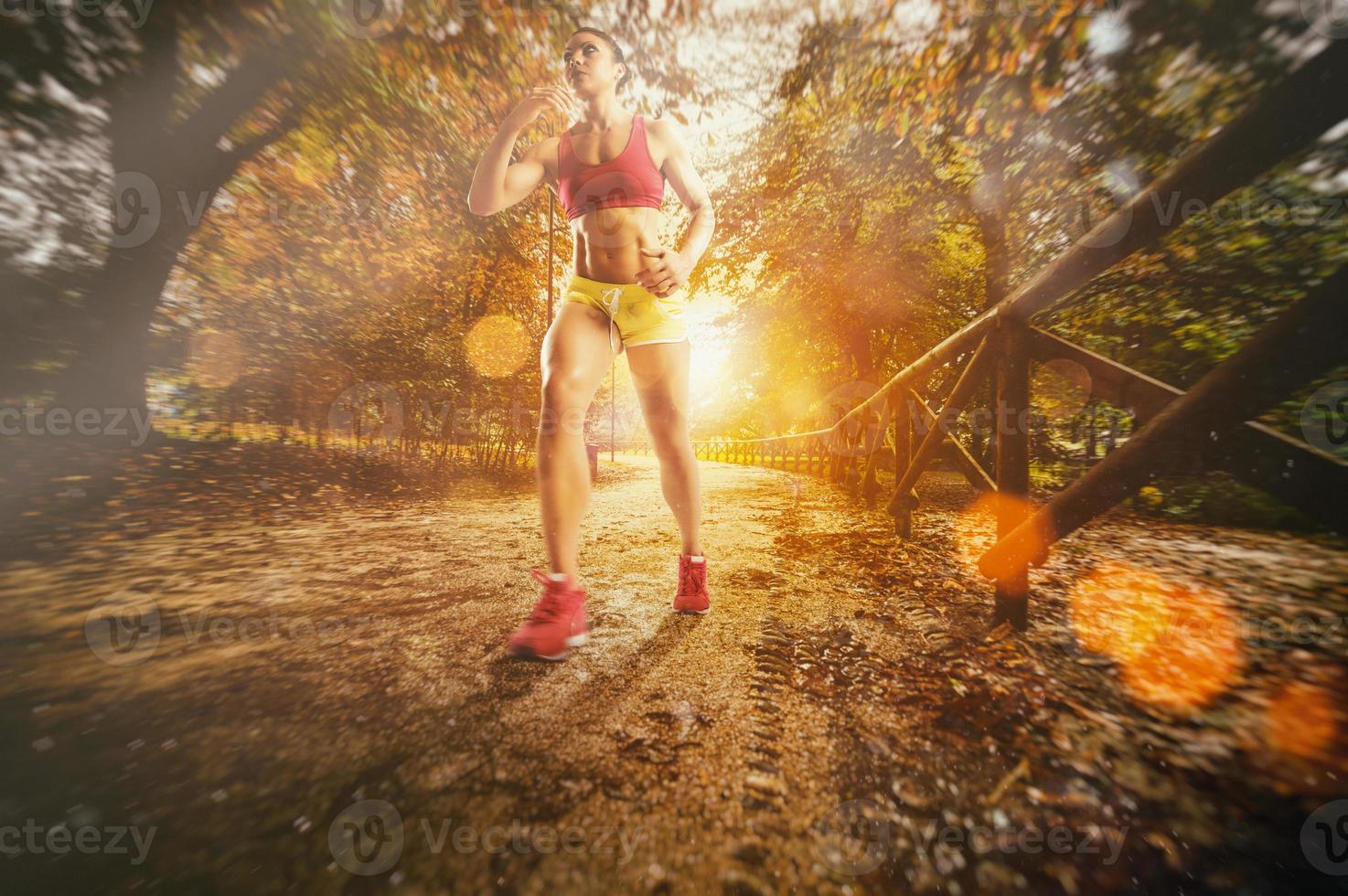 draussen Joggen umgeben durch Natur zum ein gesund Lebensstil foto