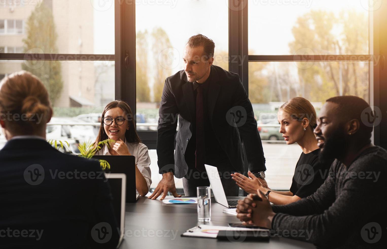 Geschäft Menschen Das Arbeit zusammen im Büro. Konzept von Zusammenarbeit und Partnerschaft foto