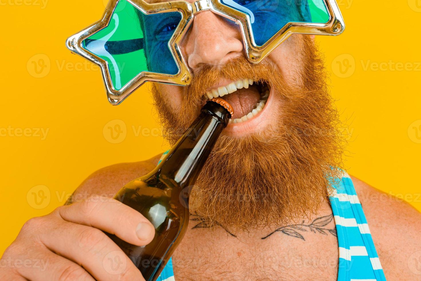 Mann mit Bart und Sonnenbrille Getränke Bier foto
