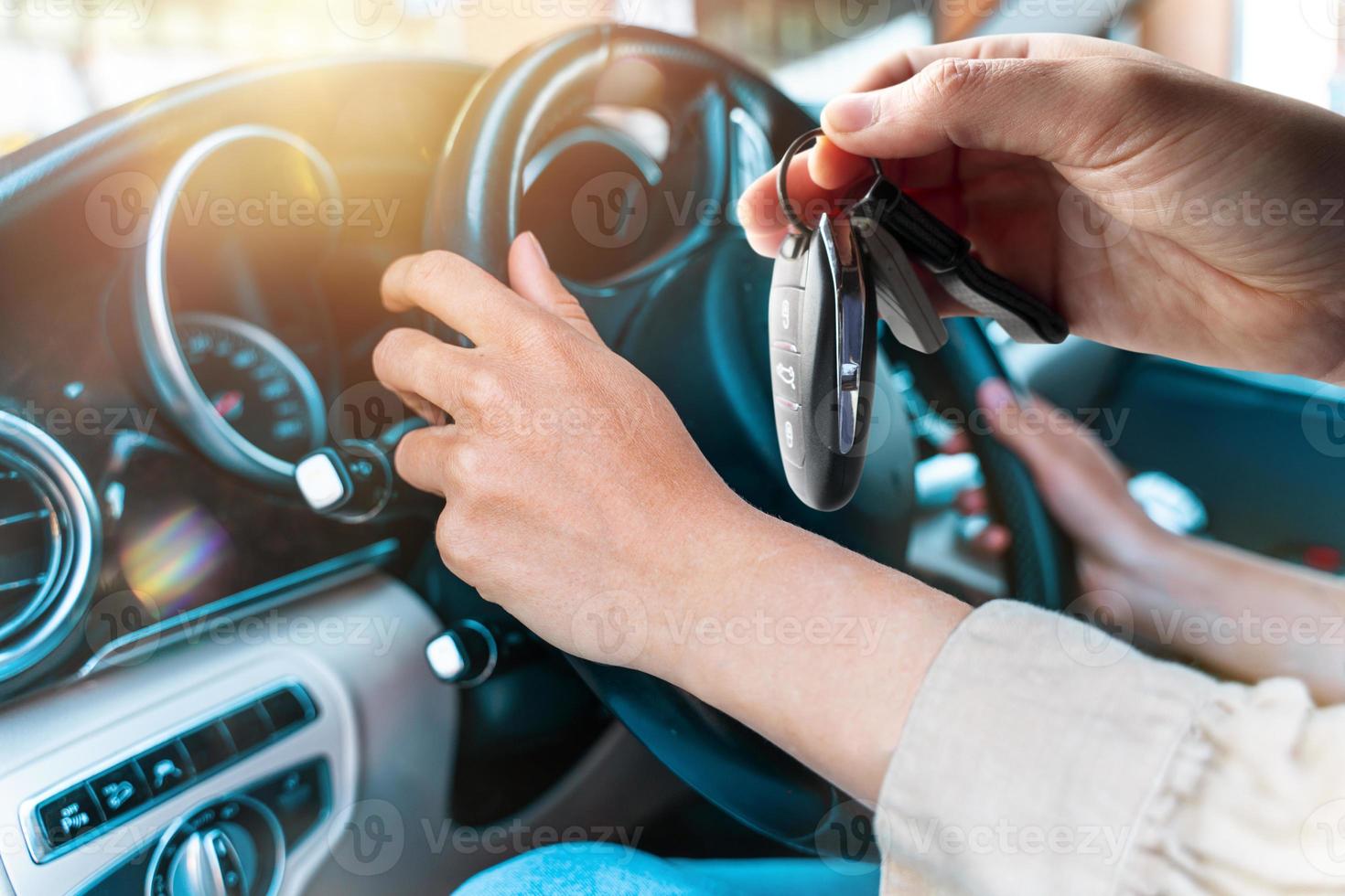 Frau fährt ein Neu gekauft modern Auto foto