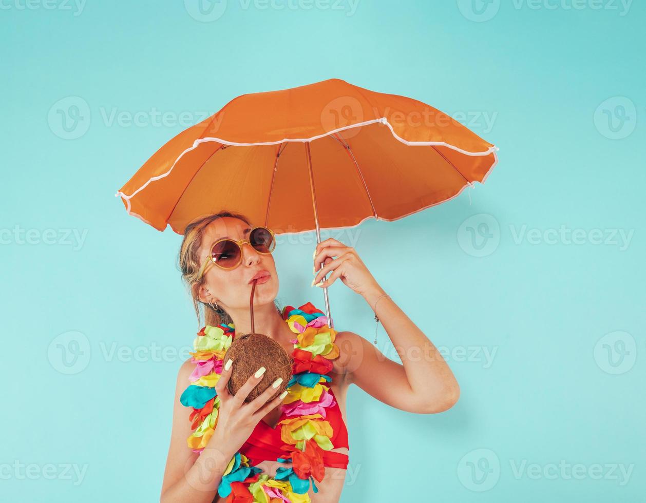 Frau Startseite Sie selber von das Sonne Strahlung mit ein Regenschirm foto