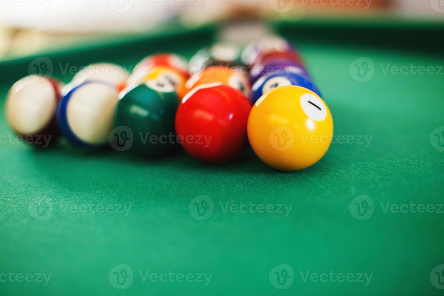 Bälle auf ein Billard- Tabelle im ein Dreieck. Spiel von amerikanisch Billard foto