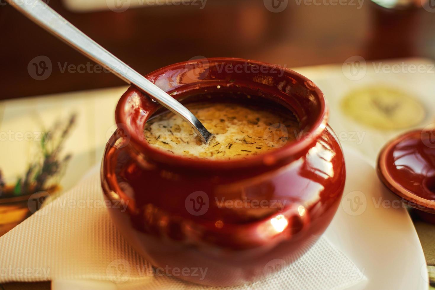 Essen im ein Lehm Topf. Bouillon foto