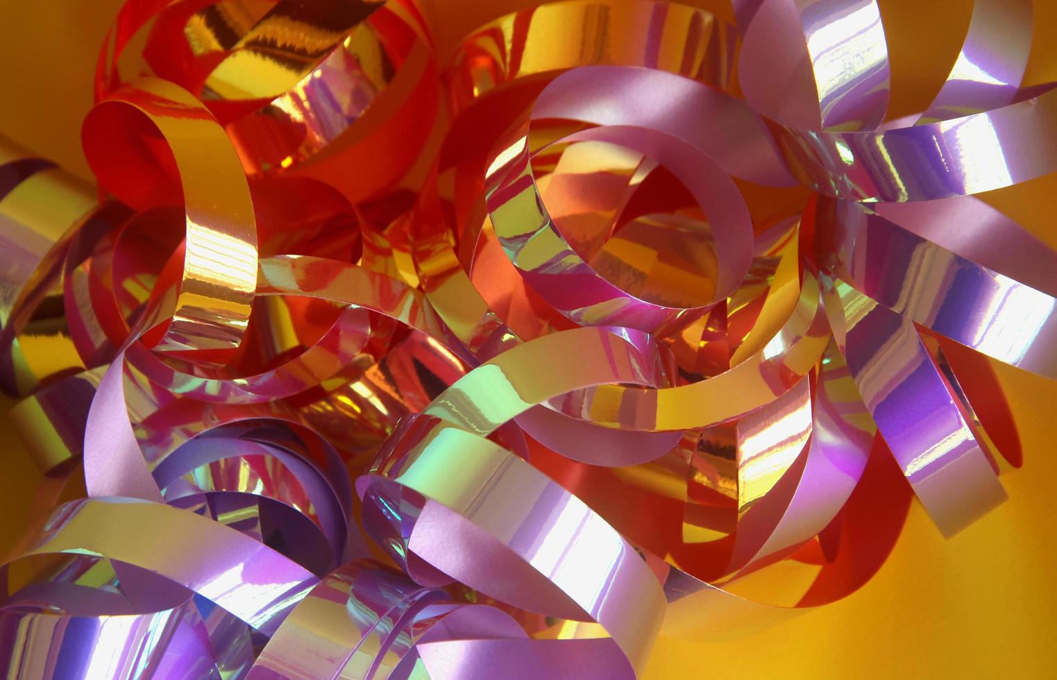 schön und bunt lila und rot glühend reflektieren Gradient Licht Faden Papier zum Kunst und Kunst DIY Projekt. Objekt Fotografie isoliert auf Gelb Hintergrund. foto