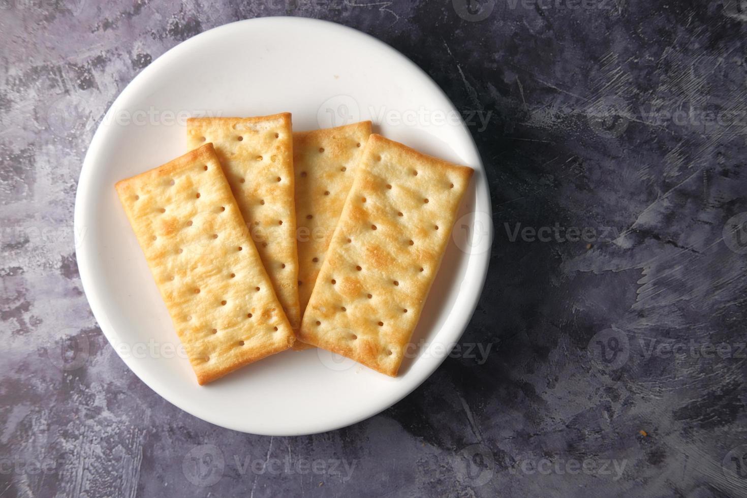 Cracker auf einem weißen Teller foto