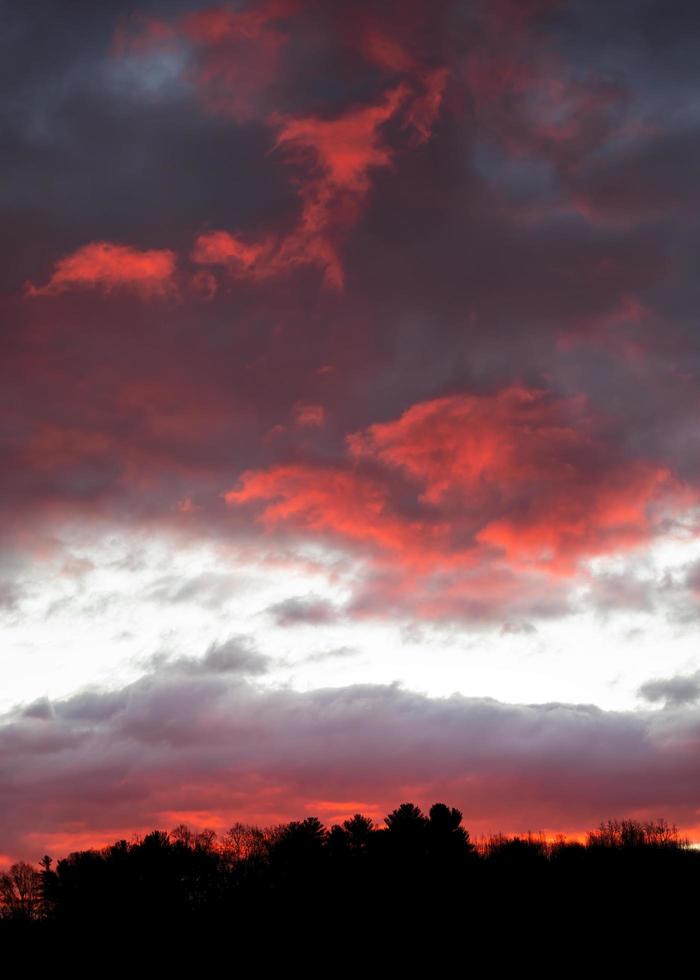 Sonnenuntergangswolken und Landschattenbild foto