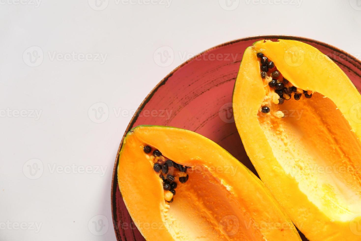Papaya-Scheibe auf einem Teller foto
