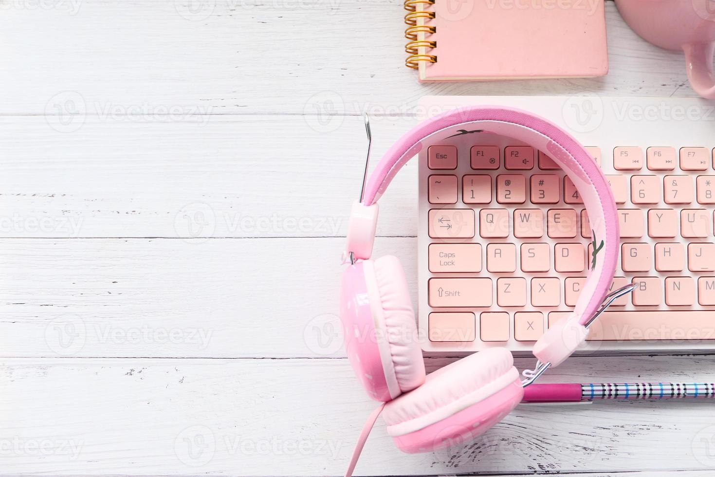 rosa Kopfhörer und Tastatur foto