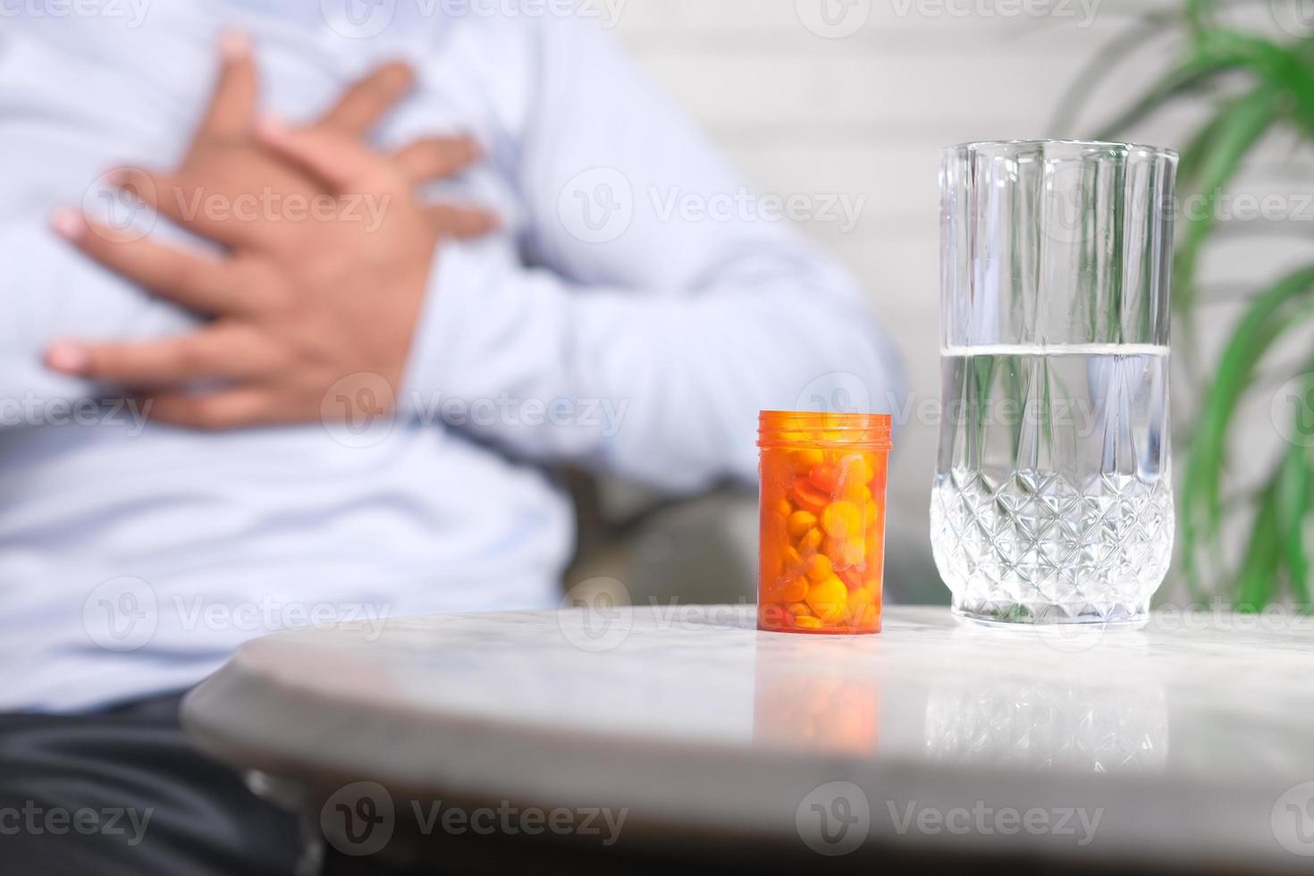 Pillen und ein Glas Wasser foto