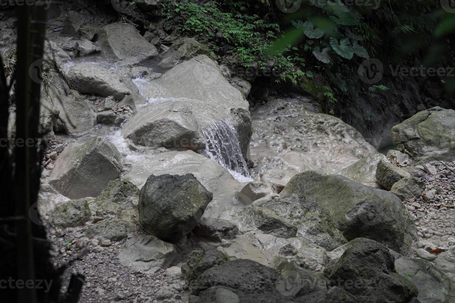 das gurgelnd Wasser von das kedung pedut Fluss ist frisch, felsig und sauber. foto