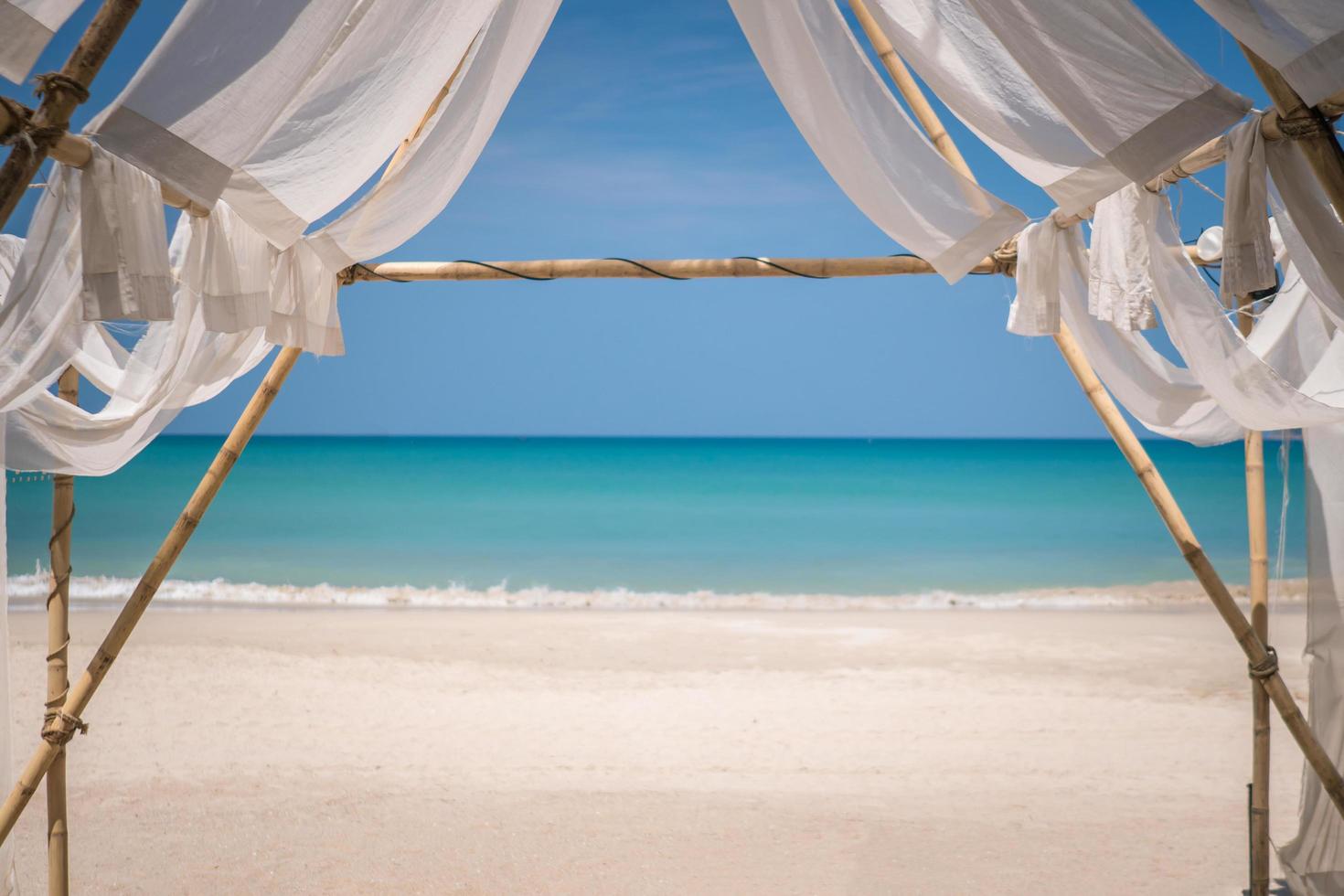 tropischer Strand mit blauem Himmel Hintergrund foto