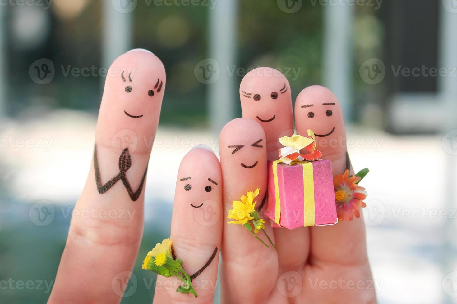 Finger Kunst von glücklich Personen. Konzept Schulkinder geben Blumen zu das Lehrer. Mutter Tag. Wissen Tag. September 1. Lehrer Tag. foto