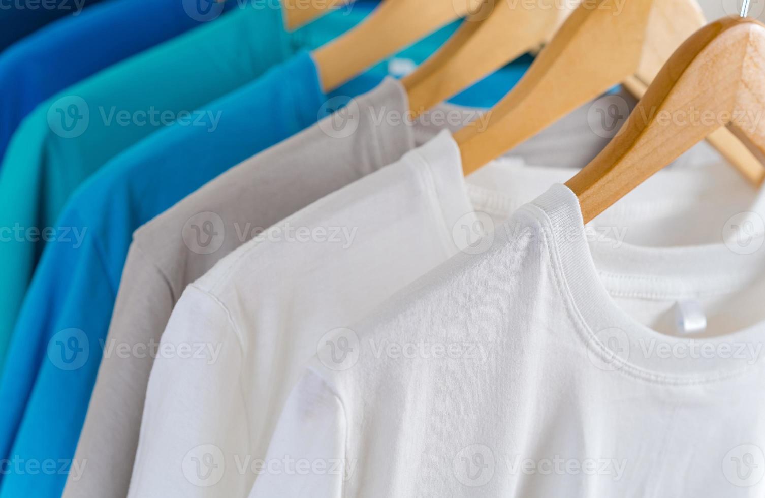 Nahaufnahme von T-Shirts auf Kleiderbügeln, Bekleidungshintergrund foto