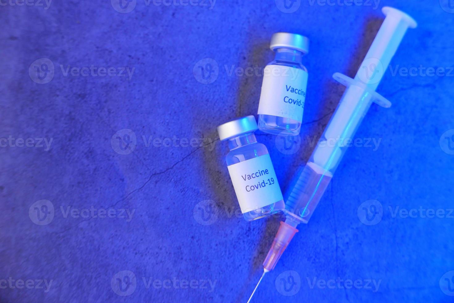 Covid-19-Impfstoff in Flaschen foto